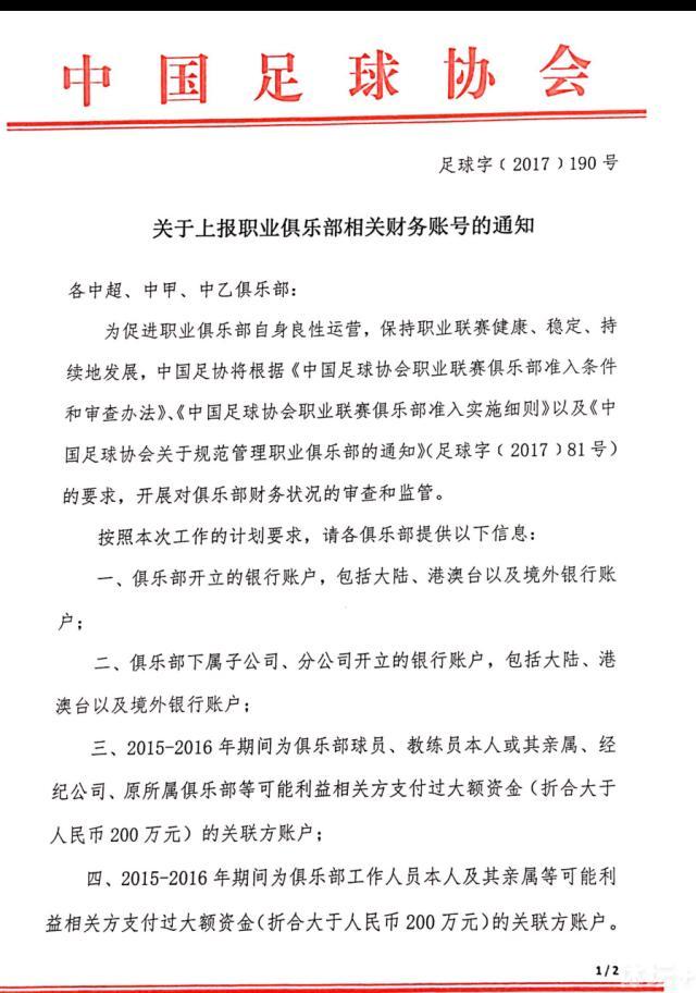 戏中鄂靖文纵然伤痕累累也面带微笑，眼眶中的泪光能看出她的喜悦和激动